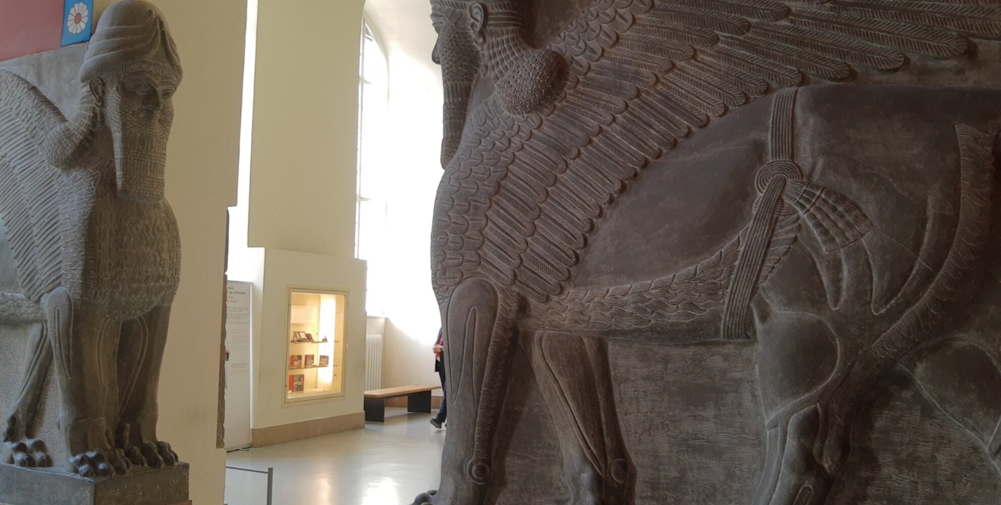 Zum Schutz für den König Gipsformung Das Orginal wurde ums 9.Jh.v. Chr aus Alabastar hergestellt.  Es zeigt zwei Mischwesen, die den Palastraum bewachen.